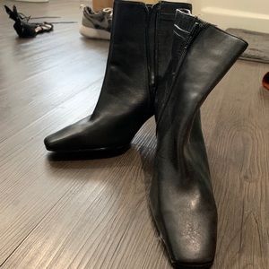 Black heel boot
